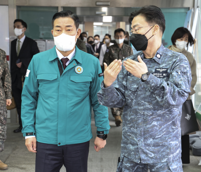 국방 당국이 응급실에 파견된 뒤 근무를 거부한 일부 군의관에 대한 징계를 검토하고 있지 않다고 밝혔다. 사진은 신원식(왼쪽) 국방부 장관이 지난 5일 군 비상진료체계 운영 상황 점검 및 군 의료진 격려 차 국군대전병원을 방문해 이국종 국군대전병원장으로부터 응급실 운영 현황에 대한 보고를 받던 모습. /사진=뉴스1