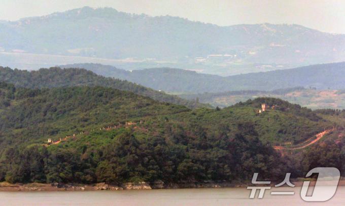 [사진] 북한, 9·9절 앞두고 닷새 연속 쓰레기 풍선 부양
