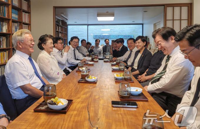 [사진] 문재인 전 대통령과 대화하는 이재명 대표