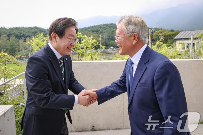 [사진] 문재인 전 대통령과 악수하는 이재명 대표