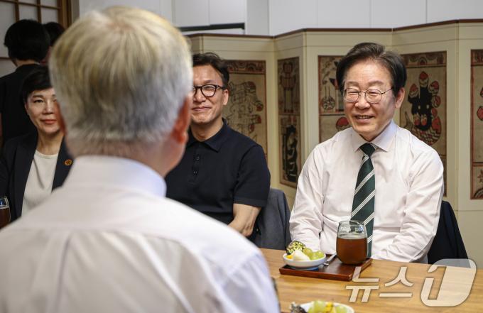 [사진] 문재인 전 대통령 예방한 이재명 민주당 대표