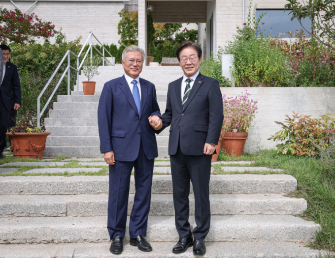 이재명 더불어민주당 대표가 8일 경남 양산 평산마을을 찾아 문재인 전 대통령을 예방했다. /사진=더불어민주당(뉴스1)