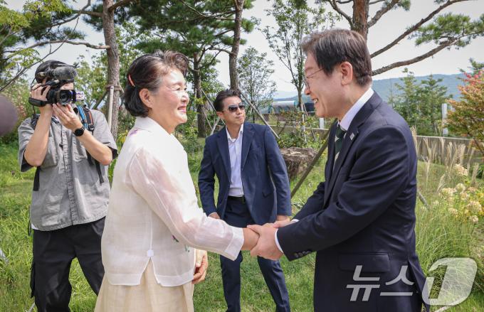 [사진] 김정숙 여사와 인사하는 이재명 대표