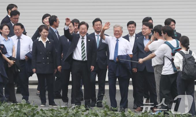 이재명 더불어민주당 대표가 8일 오후 경남 양산시 하북면 평산마을 문재인 전 대통령 사저를 예방한 뒤 문 전 대통령과 지지자들에게 손을 들어 인사하고 있다. 2024.9.8/뉴