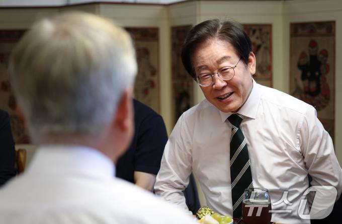 이재명 더불어민주당 대표가 8일 오후 경남 양산시 하북면 평산마을에서 문재인 전 대통령을 예방하고 있다. (더불어민주당 제공) 2024.9.8/뉴스1 ⓒ News1 김민지 기자