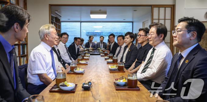 이재명 더불어민주당 대표가 8일 오후 경남 양산시 하북면 평산마을에서 문재인 전 대통령을 예방하고 있다. (더불어민주당 제공) 2024.9.8/뉴스1 ⓒ News1 김민지 기자