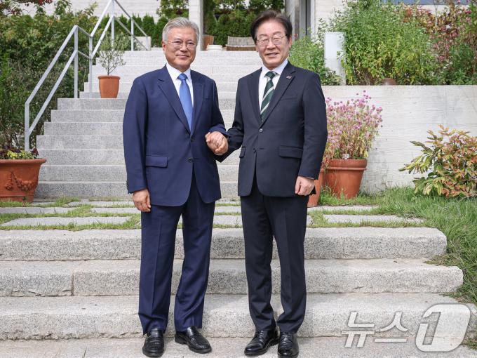 이재명 더불어민주당 대표가 8일 오후 경남 양산시 하북면 평산마을에서 문재인 전 대통령과 기념촬영을 하고 있다. (더불어민주당 제공) 2024.9.8/뉴스1 ⓒ News1 김민지 기자
