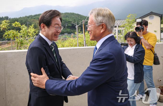 이재명 더불어민주당 대표가 8일 오후 경남 양산시 하북면 평산마을에서 문재인 전 대통령을 예방, 인사를 나누고 있다. (더불어민주당 제공) 2024.9.8/뉴스1 ⓒ News1 김민지 기자