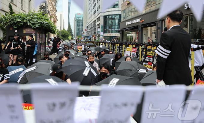 [사진] 검은 우산 집회 갖는 티메트 피해자들