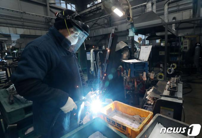 경기도 한 공장에서 외국인 노동자가 용접작업을 하고 있다. (사진은 기사 내용과 직접 관련 없음) 2023.1.19/뉴스1 ⓒ News1 박세연 기자