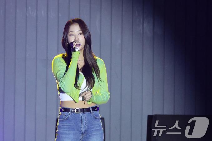 [사진] 슈퍼매치 콘서트 열창하는 가수 소유