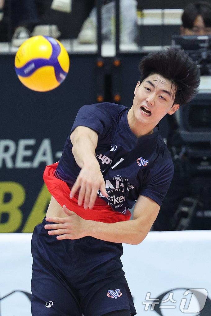 [사진] 강력한 서브 날리는 이우진