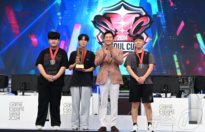 [사진] 서울컵 시상하는 오세훈 시장
