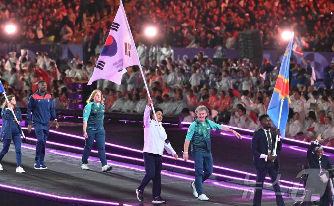 [사진] 파리 패럴림픽 폐회식 입장하는 기수 최용범