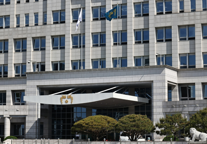 대통령실이 2026학년도 의대 증원에 대해 어떤 안이든 숫자에 구애받지 않고 논의할 수 있다며 의료계에 대화를 촉구했다. 사진은 서울 용산 대통령실 청사 전경. /사진=뉴스1 