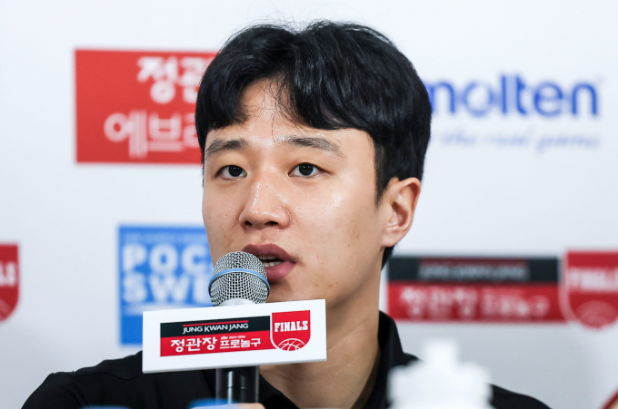 프로농구 선수 허웅이 전 연인 준강간상해 혐의에 대해 무혐의 처분을 받았다. 사진은 허웅이 지난 4월25일 서울 강남구 KBL센터에서 열린 2023-2024 정관장 프로농구 챔피언결정전 미디어데이에서 질문에 답하는 모습. /사진=뉴시스