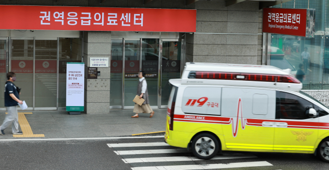 의료계가 2026학년도 의대 정원에 대해 정치권이 제안한 여·야·의·정 협의체에 불참할 것으로 보인다. 사진은 지난 6일 서울 한 대학병원 권역응급의료센터 앞으로 구급차가 지나가는 모습. /사진=뉴시스