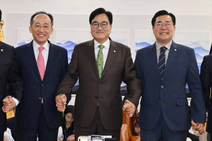 우원식 국회의장과 여·야 원내대표가 9일 비공개 회동에서 여·야·의·정 협의체 출범 관련 논의를 할 예정이다. 사진은 지난달 28일 국회 의장실에서 여·야 원내대표가 회동하고 있다. (왼쪽부터)추경호 국민의힘 원내대표, 우원식 국회의장, 박찬대 더불어민주당 원내대표. /사진=뉴시스(공동취재) 