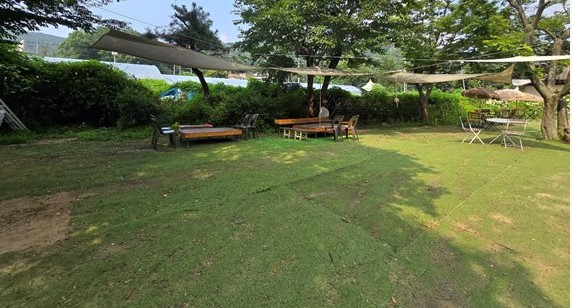 개발제한구역에 허가 없이 인조 잔디를 깔아 사용한 한 업소가 토지 무단 형질변경 건으로 적발됐다. 사진제공=경기도 특별사법경찰단 