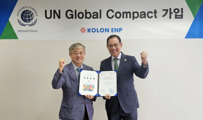 허성 코오롱ENP 대표이사(오른쪽), 유연철 UNGC 한국협회 사무총장이 경기 과천시 코오롱타워에서 UNGC 가입증서 전달식 이후 기념사진 촬영을 하고 있다. / 사진=코오롱ENP 