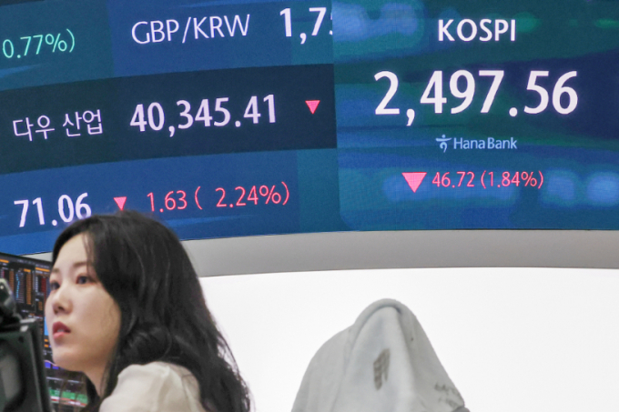 미국 경기침체 우려 공포에 아시아 증시가 9일 일제히 하락 출발했다. 9일 오전 서울 중구 하나은행 딜링룸 전광판. /사진=뉴스1 민경석 기자