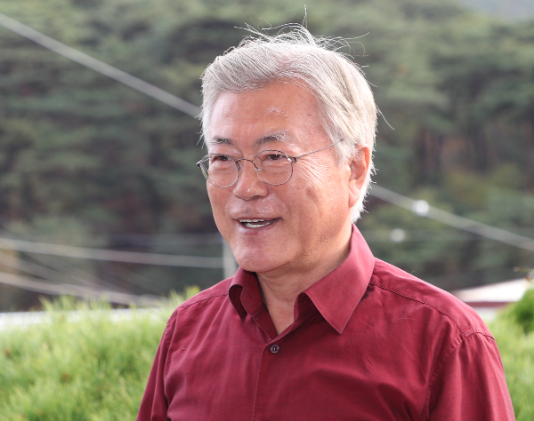 문재인 전 대통령이 운영하는 경남 양산에 위치한 평산책방에서 근무하던 40대 여성에게 폭행을 휘두른 20대 남성이 경찰에 붙잡혔다. 사진은 지난해 11월 평산책방에서 열린 '디케의 눈물' 작가 사인회를 방문한 문 전 대통령의 모습. /사진=뉴스1