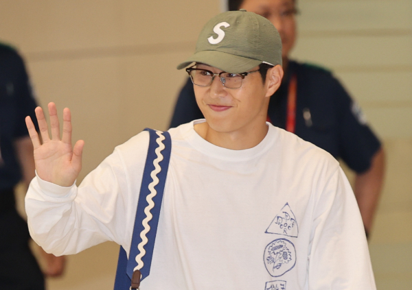 이강인이 2살 연상의 두산 그룹 5세와 교제 중이라는 보도가 나왔다. 사진은 지난 3일 인천국제공항을 통해 귀국한 이강인이 팬들에게 인사하고 있는 모습. /사진=뉴시스