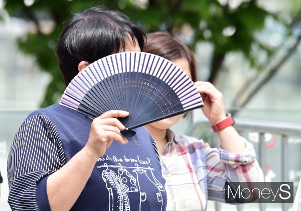 10일은 전국이 대체로 맑고 열대야가 나타나는 곳이 있는 가운데 제주도 전역에는 오후에 비가 내리겠다. 사진은 지난 4월 서울 광화문 광장에서 시민들이 부채로 뜨거운 햇볕을 가린 채 거닐고 있는 모습. /사진=임한별 기자