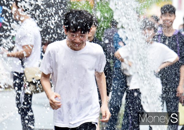 10일은 전국이 맑은 가운데 일부 도심에서 열대야가 나타날 전망이다. 사진은 지난 4월 서울 광화문 광장을 찾은 시민들이 물놀이를 즐기는 모습. /사진=임한별 기자