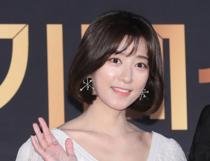배우 최윤소가 미국에서 결혼식을 올렸다. 사진은 '2019 KBS 연기대상' 레드카펫 행사에서 포즈를 취하는 최윤소 모습. /사진=뉴스1