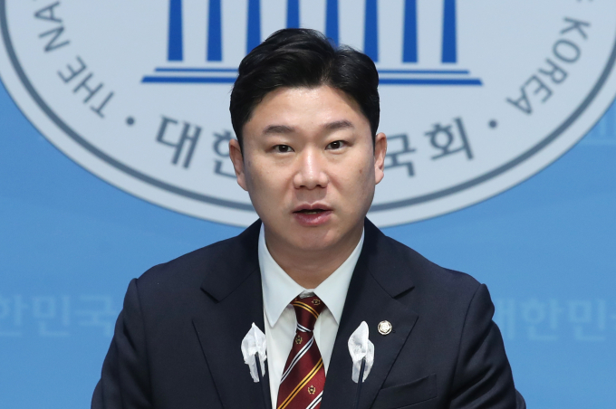 진종오 국민의힘 의원이 기자회견에서 신명주 전 대한사격연맹 회장과 대한사격연맹의 부실 운영을 비판했다. 사진은 진 의원이 9일 서울 여의도 국회 소통관에서 체육계 비리 국민 제보 센터 중간보고 기자회견을 하는 모습. /사진=뉴스1