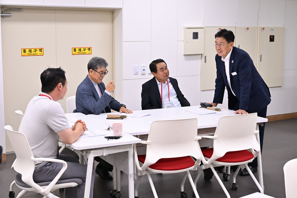  전진선 양평군수(오른쪽)가 민선8기 2주년을 맞아 김대수 공약사업이행평가단장(오른쪽 두번째) 등과 함께 공약 사업 추진 상황 점검을 하고 있다. / 사진제공=양평군