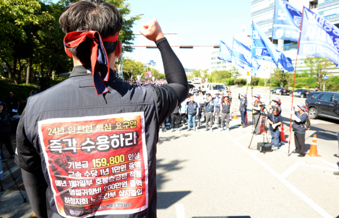 HD현대중공업 노사가 추석 전 올해 임단협 교섭을 타결할지 주목된다. 사진은 국내 조선업종 노조연대 관계자들이 지난 4일 오후 HD현대중공업 울산 본사 앞에서 총파업 결의대회에서 조합원들이 구호를 외치는 모습./사진=뉴시스