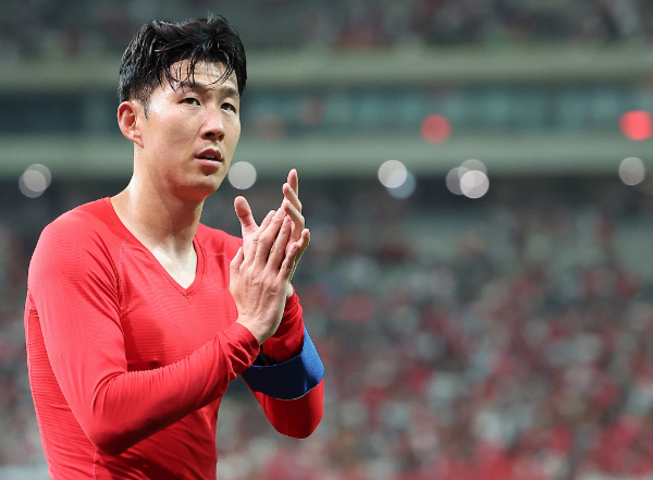   잉글랜드 프리미어리그(EPL) 토트넘이 손흥민과 재계약을 반드시 할 것이라는 전망이 나왔다. 사진은 2026 국제축구연맹(FIFA) 북중미 월드컵 아시아 3차 예선 B조 1차전에서 손흥민이 경기 후 팬들에게 인사하는 모습. /사진=뉴스1