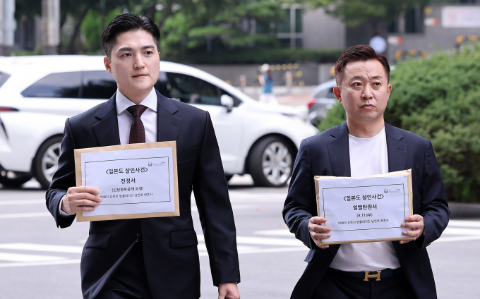 일본도 살인 사건 피해 유가족이 피의자의 신상을 공개할 것을 요구하는 진정서를 검찰에 제출하며 엄벌을 촉구했다. 사진은 9일 서울 마포구 서부지검을 찾은 '일본도 살인사건' 유족 측 남언호 변호사(왼쪽)가 피의자 신상공개를 요구하는 탄원서를 제출하는 모습. /사진=뉴스1 