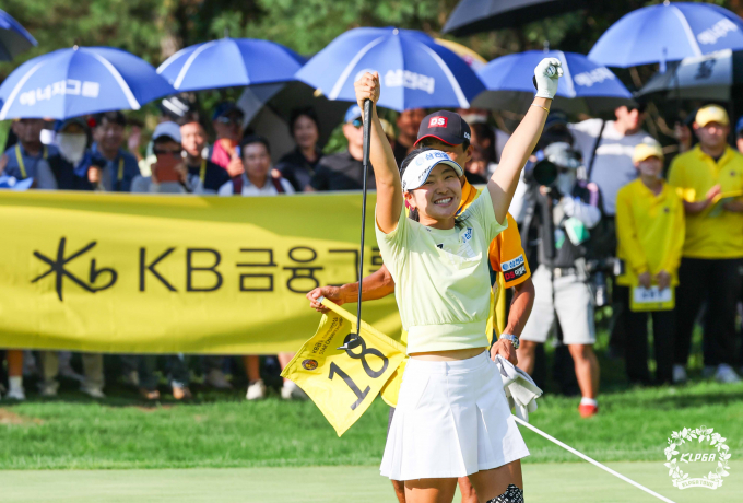 유현조가 KLPGA 투어 메이저대회 KB금융 스타챔피언십 우승 확정 후 기뻐하는 모습. /사진= KLPGA