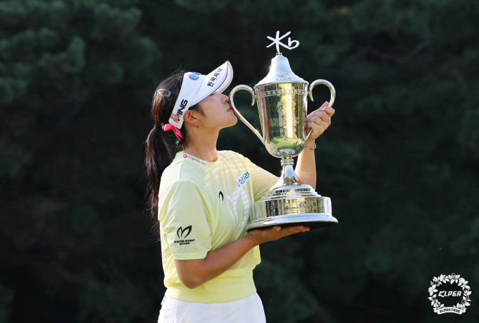 유현조가 KLPGA 투어 KB금융 스타챔피언십 우승컵에 입맞춤을 하고 있다. /사진= KLPGA