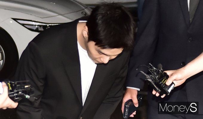방탄소년단 팬덤인 글로벌 아미 연합이 방탄소년단 슈가의 음주 운전과 관련해 공동 입장문을 냈다. 사진은 슈가가 전동스쿠터 음주운전 혐의(도로교통법 위반)로 경찰 조사에 출석하는 모습. /사진=머니S