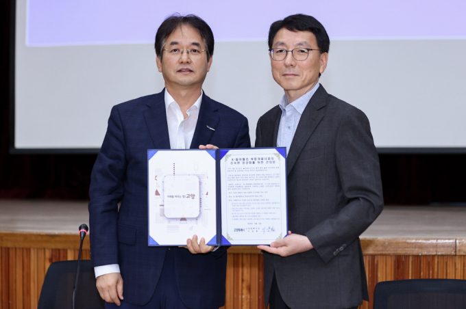 이동환 고양특례시장(왼쪽)은 지난 8일 일산동구청 대회의실에서 김성중 경기도 행정1부지사(오른쪽)에게 K-컬처밸리 사업의 신속한 정상화를 위한 결의문을 전달했다. /사진제공=고양특례시