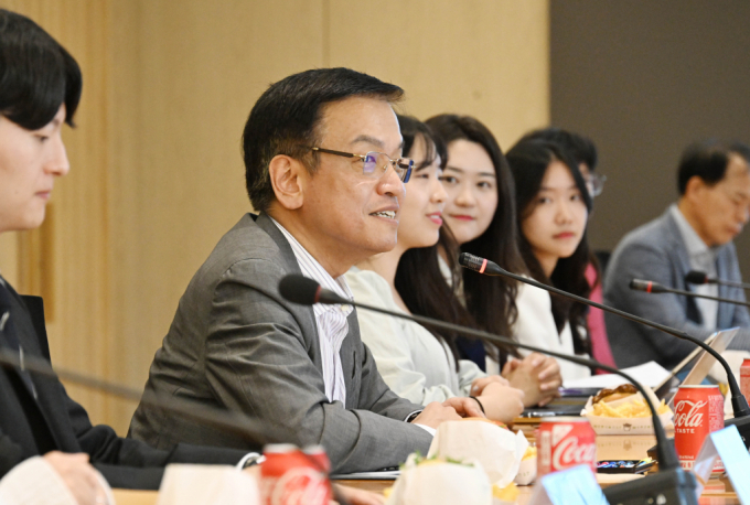  최상목 부총리가 금투세 폐지에 대한 의지를 다시 강조했다. 최상목 경제부총리 겸 기획재정부 장관이 9일 금융투자소득세(금투세)  폐지와 관련해 대전광역시 충남대학교를 방문, 교내 증권투자동아리 SIRT(Stock Investment Research Team)와 간담회를 하고 있다./사진=뉴스1 