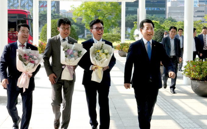 김영록 전라남도지사(왼쪽 네번째)가 9일 도청 서재필실에서 열리는 더불어민주당-전라남도 예산정책협의회에 참석하기 위해 내방한 김민석 민주당 최고위원(왼쪽에서 세번째) 등 의원들을 영접하고 있다./전남도