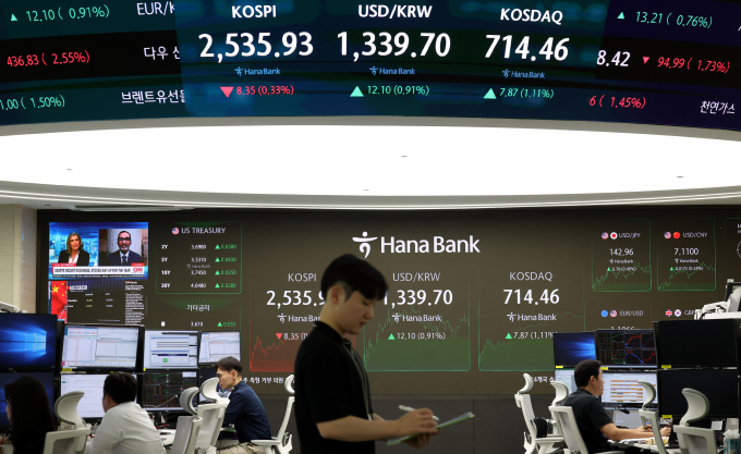 사진은 지난 9일 장 마감 후 서울 중구 하나은행 딜링룸. /사진=뉴시스