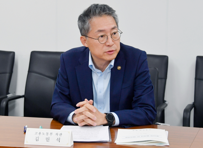 고용노동부가 쿠팡 택배기사 과로사에 대한 근로감독을 준비하겠다고 전했다. 사진은 김민석 고용부 차관이 지난달 14일 서울 종로구 정부서울청사에서 열린 '제19차 일자리TF 회의'에서 모두발언하는 모습. /사진=뉴스1(기획재정부 제공)  