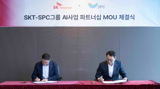 SK텔레콤이 신사업에서의 활로를 모색하기 위해 SPC그룹과 업무협약을 맺었다. 사진은 유영상 SKT CEO(오른쪽)와 허희수 SPC 그룹 부사장이 계약서에 서명하는 모습. /사진=SKT 제공