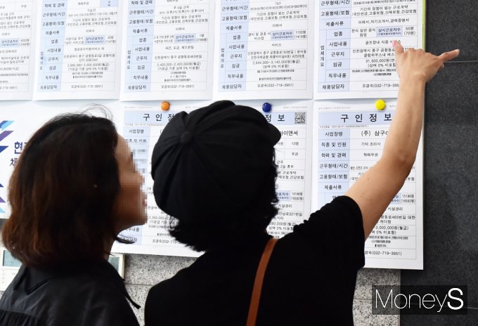 [머니S포토] 인천, '제5회 소규모 현장채용관' 일자리 찾는 구직자