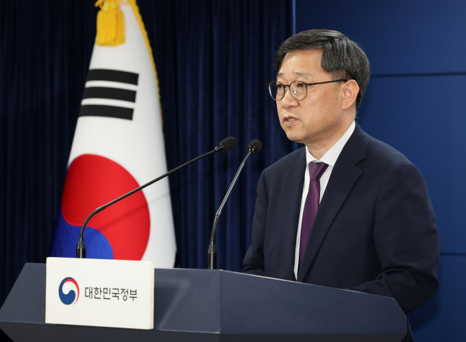 정부가 응급실 근무 의사 실명을 악의적으로 공개한 아카이브 형식의 '감사한 의사 명단' 사이트를 용납할 수 없는 범죄 행위라며 엄단을 경고했다. 사진은 정윤순 보건복지부 보건의료정책실장이 9일 서울 종로구 정부서울청사에서 응급의료 등 비상진료 대응 관련 브리핑을 하는 모습. /사진=뉴시스
