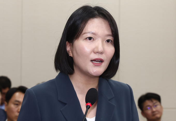최수연 네이버 대표이사가 책임경영의 일환으로 약 2억원 규모의 자사주 매입에 나섰다. 사진은 최수연 네이버 대표이사가 지난달 서울 여의도 국회에서 열린 과학기술정보방송통신위원회 6차 전체회의에서 의원 질의에 답변하는 모습. /사진=뉴스1