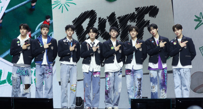 그룹 루네이트(LUN8) 카엘과 타쿠마가 LG트윈스 시구·시타에 도전한다. 사진은 루네이트가 쇼케이스에서 포즈를 취하고 있는 모습. /사진=뉴시스