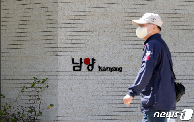  남양유업이 주주가치 제고를 위해 자사주 소각과 액면분할을 결정했다. 2022년 9월 서울 강남구 남양유업 본사 앞으로 한 시민이 지나가고 있다. /사진=뉴스1