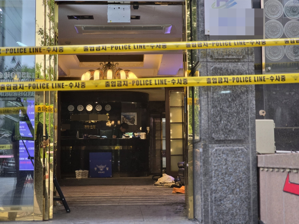 소방 당국이 숙박 시설 내 스프링클러 설치 여부를 공개하는 방안을 검토 중이다. 사진은 지난달 27일 경기 부천시 원미구에 위치한 호텔에서 난 화재의 원인을 조사 중인 모습. /사진=뉴시스